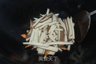 金针菇炒鸡蛋干的做法步骤：3