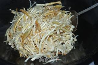 金针菇炒鸡蛋干的做法步骤：4