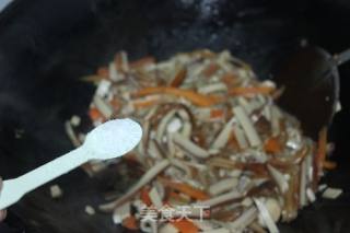 金针菇炒鸡蛋干的做法步骤：6