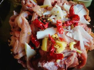 #团圆饭##家乡美食#孜然鸡块的做法步骤：1