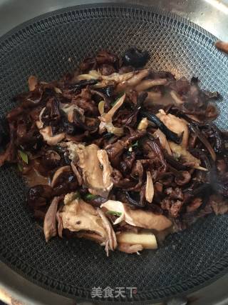 小鸡炖蘑菇的做法步骤：11