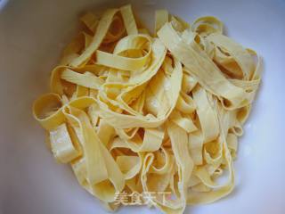 #团圆饭#香辣红油豆皮的做法步骤：2