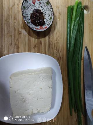 家乡美食  小葱拌豆腐的做法步骤：1