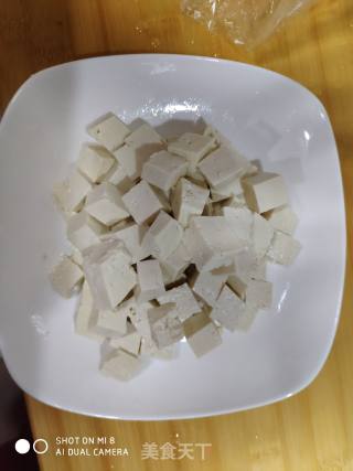家乡美食  小葱拌豆腐的做法步骤：2