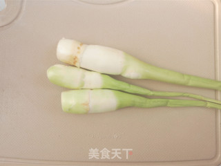 素炒茭白的做法步骤：1
