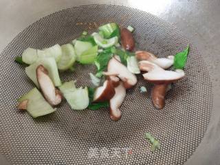 孜然香菇炒油条的做法步骤：3