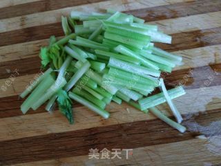 酸爽土豆丝的做法步骤：1