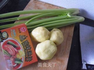 酸汤芹菜的做法步骤：1