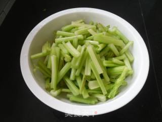 酸汤芹菜的做法步骤：2