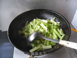 酸汤芹菜的做法步骤：4