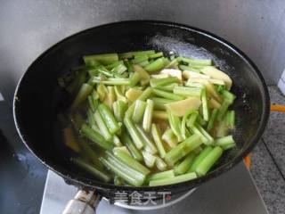 酸汤芹菜的做法步骤：6