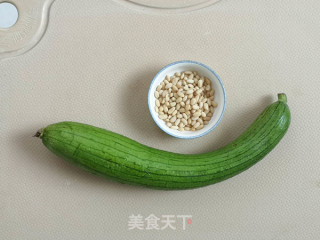 丝瓜松仁儿的做法步骤：1