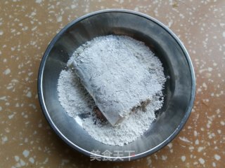 糖醋带鱼的做法步骤：3
