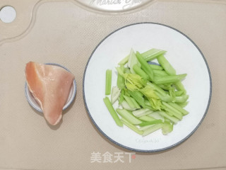 芹菜鸡肉丝的做法步骤：1