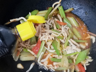 芹菜鸡肉丝的做法步骤：9