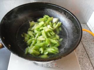 西芹拌花生米的做法步骤：6