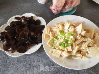 腐竹木耳炒肉的做法步骤：1