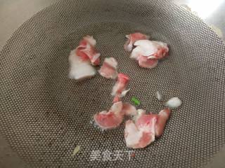腐竹木耳炒肉的做法步骤：2