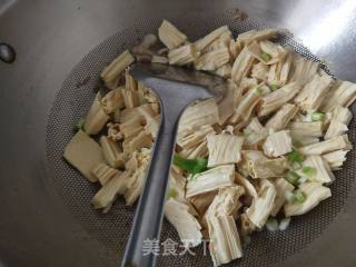 腐竹木耳炒肉的做法步骤：3