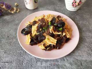 腐竹木耳炒肉的做法步骤：5