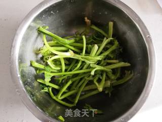 菠菜梗炒鸡蛋的做法步骤：1
