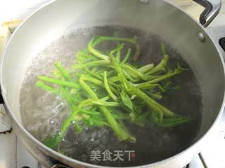 菠菜梗炒鸡蛋的做法步骤：2