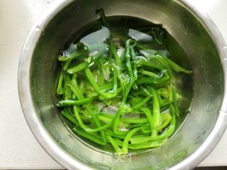 菠菜梗炒鸡蛋的做法步骤：3