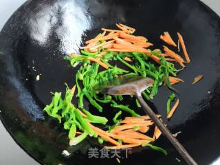 菠菜梗炒鸡蛋的做法步骤：9