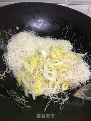 牛腩炒米粉的做法步骤：5