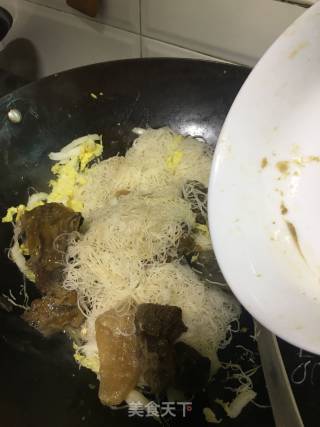 牛腩炒米粉的做法步骤：6