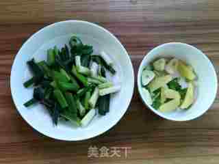 香菇瑶柱蚝豉焖鸡的做法步骤：4