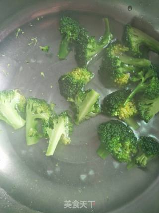 素炒西兰花的做法步骤：1