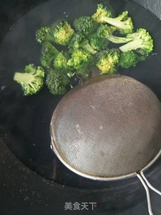 素炒西兰花的做法步骤：2