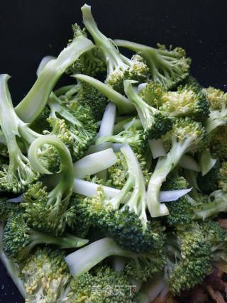 西蓝花炒五花肉的做法步骤：8