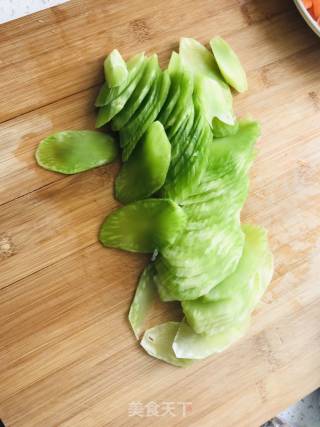 推荐一个新年菜谱《家常版麻辣干锅》的做法步骤：2
