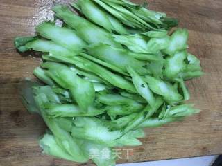 油渣炒青菜梗的做法步骤：2