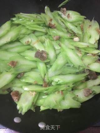 油渣炒青菜梗的做法步骤：6