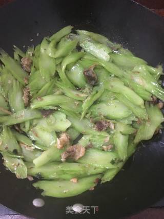 油渣炒青菜梗的做法步骤：7