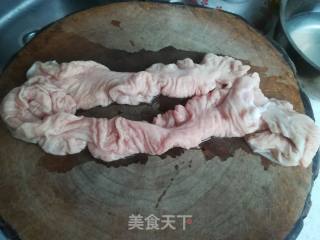 香辣肥肠煲的做法步骤：1