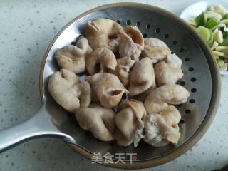 香辣肥肠煲的做法步骤：3