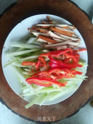 芹菜炒香干的做法步骤：1