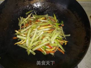 芹菜炒香干的做法步骤：2