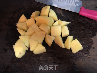 咖喱土豆炖鸡翅的做法步骤：1