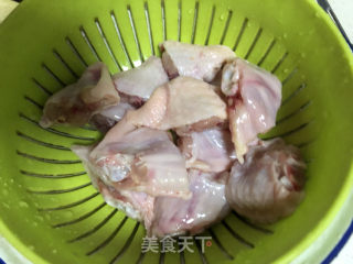 咖喱土豆炖鸡翅的做法步骤：2