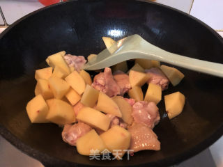 咖喱土豆炖鸡翅的做法步骤：5
