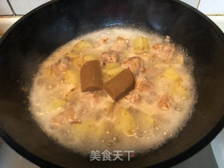 咖喱土豆炖鸡翅的做法步骤：7