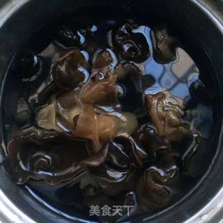 青笋炒木耳的做法步骤：1