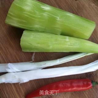 青笋炒木耳的做法步骤：2