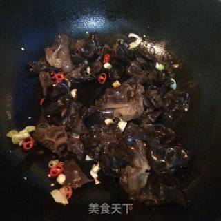 青笋炒木耳的做法步骤：6