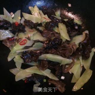 青笋炒木耳的做法步骤：8